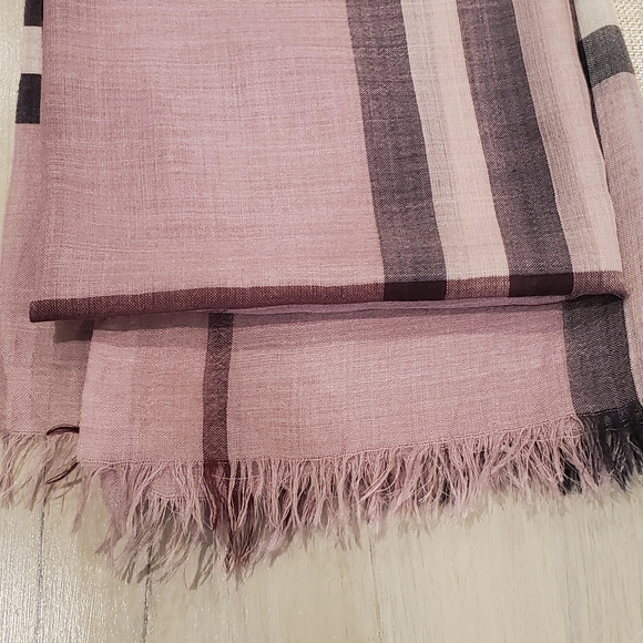 BURBERRY Lightweight Scarf - Picture 2 of 8